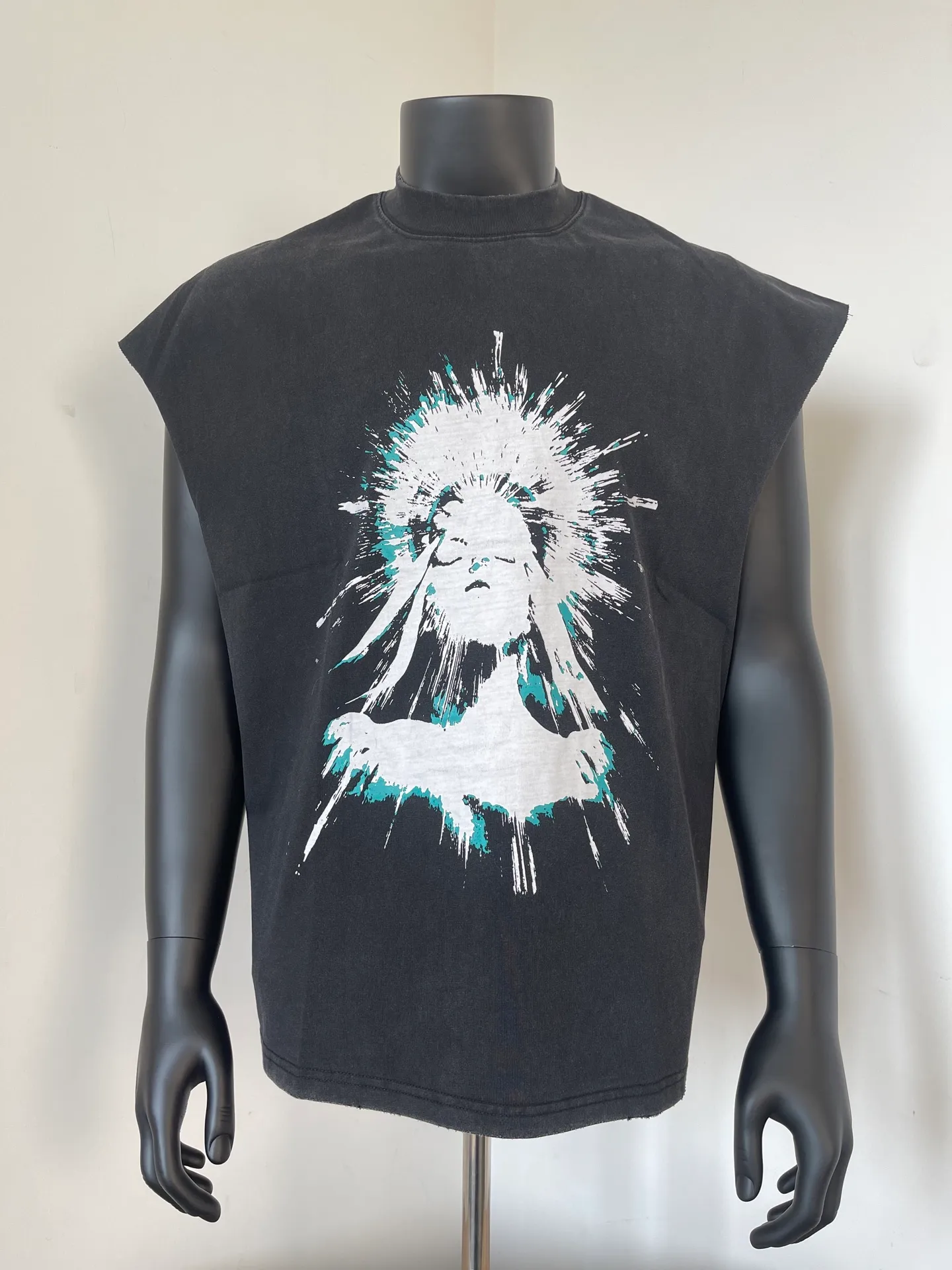 pt model number #G1020 P116 GALLERY DEPT. Distressed and frayed sleeveless waistcoat short sleeves. Meditate on the Statue of Liberty. Printed on the front and back. Made of 280G double yarn pure cotton. The fabric is comfortable and stylish. After washing and distressing, the upper body becomes more fashionable and cool. The collar and hem are frayed. The design is full. The US version is too large. Color: washed black. Size S/M/L/XL